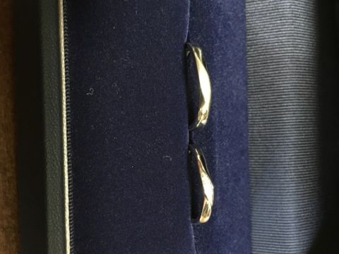 【銀座ダイヤモンドシライシの口コミ】 男女ともに似たデザインのものを探していました。店員さんにオススメされ…