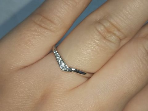 【4℃ BRIDAL(ヨンドシーブライダル)の口コミ】 いろいろ見たなかで、指が長く綺麗に見えるとのとこでV字のデザインにしま…