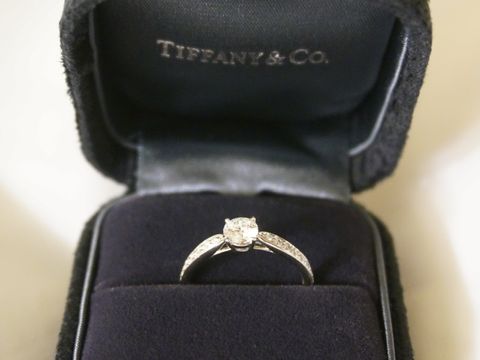 【ティファニー(Tiffany & Co.)の口コミ】 指が細めの私の指に合うバンドの細さとダイヤのクオリティーを重視し、テ…