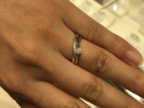 【festaria bijou SOPHIA(フェスタリア ビジュソフィア)の口コミ】 婚約指輪は気に入りました。理由は、4つ爪でダイヤを固定しており、ダイヤ…