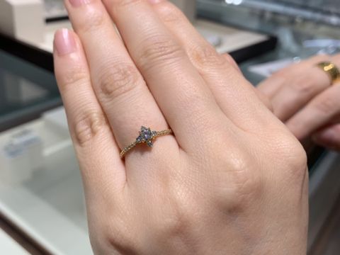 【CHARMY(チャーミー)の口コミ】 210面カットダイヤモンドがついたベーシックなデザインの婚約指輪。ダイヤ…