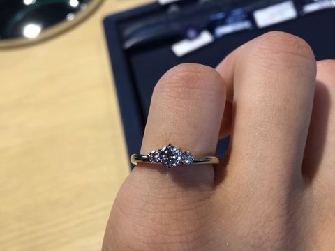 【ROYAL ASSCHER(ロイヤル・アッシャー)の口コミ】 定番のソリティアやメレダイヤの付いたものも素敵ですが、せっかくロイヤ…