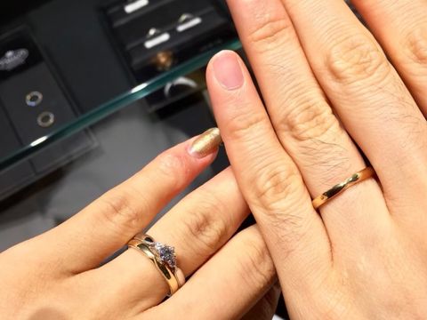 【エクセルコダイヤモンド(EXELCO DIAMOND)の口コミ】 結婚指輪は普段から付けるものなのでシンプルで石の付いていないもの。そ…