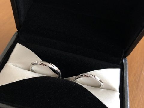 【エクセルコダイヤモンド(EXELCO DIAMOND)の口コミ】 ・お互いにお揃い感のあるデザイン
・メンズはつや消し加工がしてあり、動…