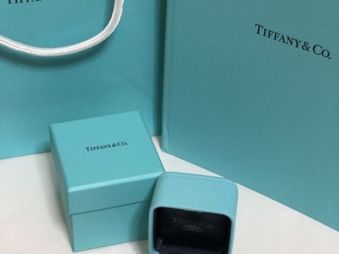 【ティファニー(Tiffany & Co.)の口コミ】 マリッジリングはとにかくダイヤモンドがリングにも敷き詰めら、センター…