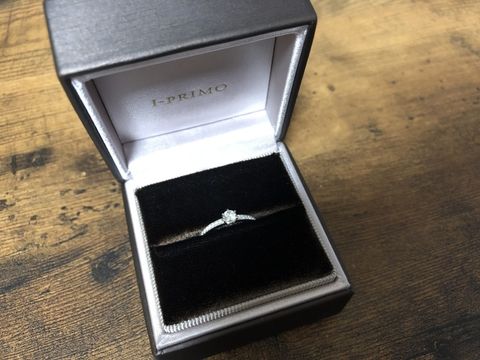 【アイプリモ(I-PRIMO)の口コミ】 彼がプロポーズのため一人で選んで、サプライズで貰いました。中心のダイ…