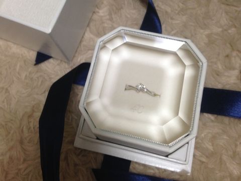 【4℃ BRIDAL(ヨンドシーブライダル)の口コミ】 ダイヤ一粒のものか、購入したものか悩みましたが、横に小さなダイヤが付…