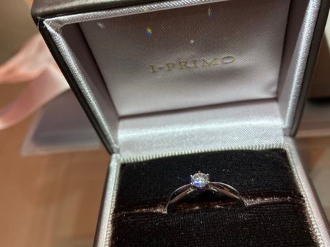 【アイプリモ(I-PRIMO)の口コミ】 指輪のデザインがシンプルで、ダイヤモンドの輝きを引き立ててくれるとこ…