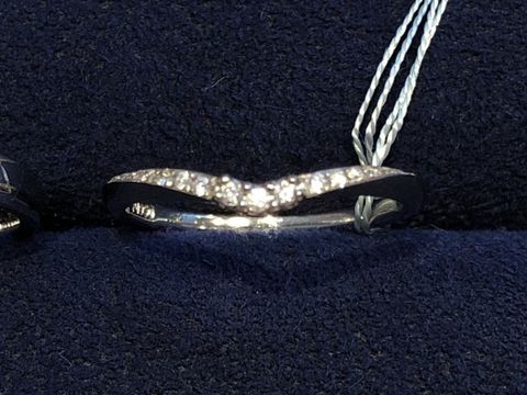 【BIJOUPIKO(ビジュピコ)の口コミ】 いくつかのダイヤモンドが並んだ華やかなV字のデザインで、素材はプラチナ…