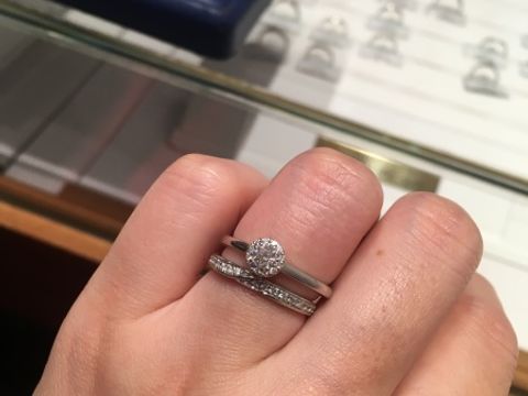 【銀座ダイヤモンドシライシの口コミ】 結婚指輪はエタニティタイプを希望していたので、婚約指輪はシンプルにし…