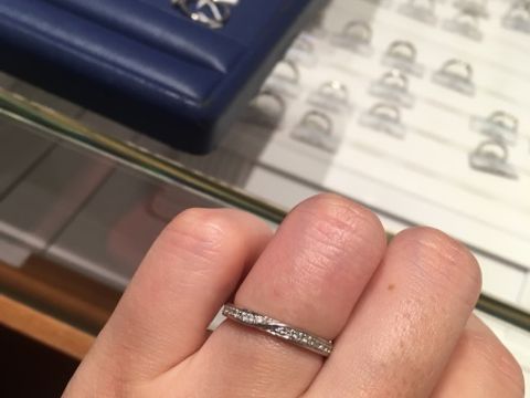 【銀座ダイヤモンドシライシの口コミ】 結婚指輪は毎日つけるものなので、ダイヤが並んでいるエタニティタイプを…