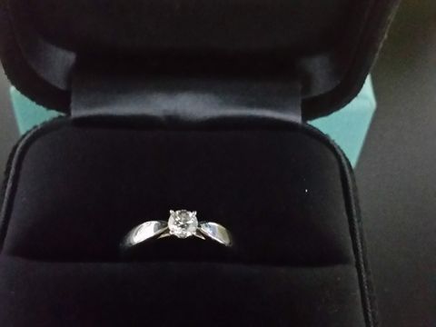 【ティファニー(Tiffany & Co.)の口コミ】 こちらか、定番のセッティングか迷いました。スタッフの方に、もともとあ…