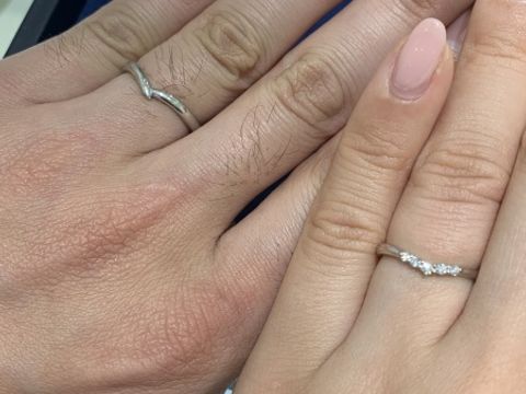 【canal4℃(カナルヨンドシー)の口コミ】 Ｖ字で細身のデザインは指を綺麗に見せてくれました。
ダイヤが立て爪で付…