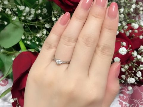 【4℃ BRIDAL(ヨンドシーブライダル)の口コミ】 プラチナに3石が欲しかったので理想通りな指輪になりました。ストレートを…