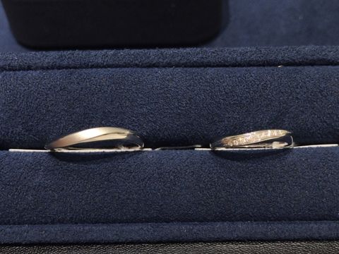 【4℃ BRIDAL(ヨンドシーブライダル)の口コミ】 婚約指輪が4°Cなので、同じブランドで揃えたいと思い決めました。ダイ…