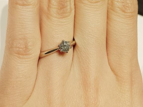 【4℃ BRIDAL(ヨンドシーブライダル)の口コミ】 シンプルな定番の婚約指輪らしいデザインを試着しました。ストレートのタ…