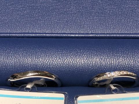 【エクセルコダイヤモンド(EXELCO DIAMOND)の口コミ】 素材はプラチナで、ゆるやかなS字の細身のものでした。女性ものはダイヤモ…