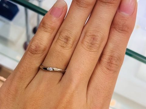 【4℃ BRIDAL(ヨンドシーブライダル)の口コミ】 ねじれているデザインで、指が長く綺麗に見えるところが大人っぽい印象で…