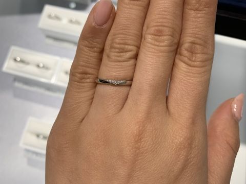 【4℃ BRIDAL(ヨンドシーブライダル)の口コミ】 リングはストレートタイプなのですが、ダイヤモンドの部分がＶ字になって…