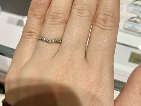 【銀座ダイヤモンドシライシの口コミ】 Ｖ字でハーフエタニティのリングです。はめた瞬間、2人ともこれ良いっ！！…
