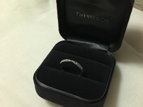 【ティファニー(Tiffany & Co.)の口コミ】 私の指は太いのですが、細いリングにダイヤが散りばめられているデザイン…