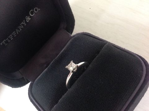 【ティファニー(Tiffany & Co.)の口コミ】 あまり見かけたことのない四角いカットが、丸いデザインに比べてめずらし…