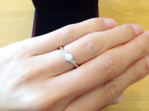 【ラザール ダイヤモンド(LAZARE DIAMOND)の口コミ】 シンプルな一粒ダイヤがいい、と決めていたのですぐにデザインは数種類に…