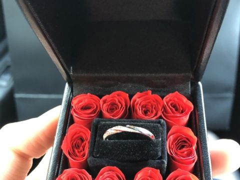 【エクセルコダイヤモンド(EXELCO DIAMOND)の口コミ】 ダイヤモンドが3重に埋め込まれていて、他店には無いデザインでした。
派…