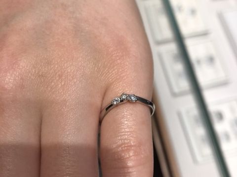【銀座ダイヤモンドシライシの口コミ】 ダイヤモンドを主張したかったので、この指輪を選びました。上品に輝くダ…
