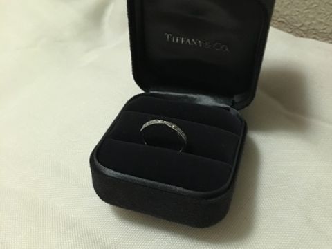 【ティファニー(Tiffany & Co.)の口コミ】 結婚指輪と一緒につけたいと思ったので、同じブランドで統一しました。
同…