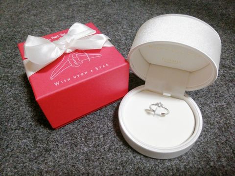 【festaria bijou SOPHIA(フェスタリア ビジュソフィア)の口コミ】 プロポーズにて主人にいただきました。
いくつかお店を巡りどの婚約指輪に…