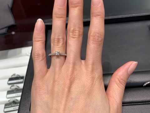 【ラザール ダイヤモンド(LAZARE DIAMOND)の口コミ】 最初はシンプルなダイヤが一石のみの婚約指輪を検討していましたが、店舗…