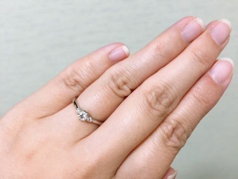 【銀座ダイヤモンドシライシの口コミ】 指輪のデザインはメインの石に対して両側にもダイヤモンドが付いており豪…