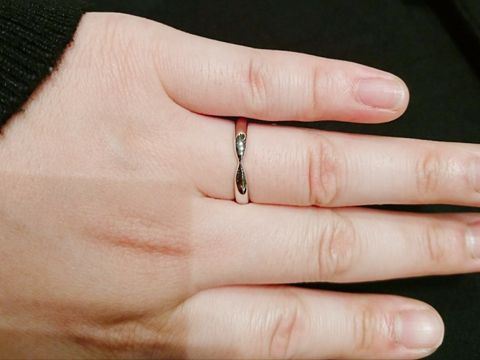 【ティファニー(Tiffany & Co.)の口コミ】 中心が細くなったデザインですが、周りの幅はしっかりあるため、指の太い…