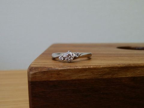 【canal4℃(カナルヨンドシー)の口コミ】 指輪のデザインは中央のダイヤモンドの両サイドに小さいダイヤモンドがつ…