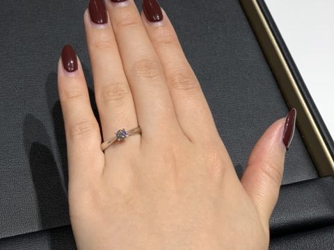 【ラザール ダイヤモンド(LAZARE DIAMOND)の口コミ】 一見シンプルですが、サイドから光を取り込めるデザインです。
サイドのト…