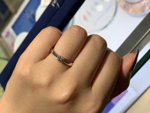 【PORTADA(ポルターダ)の口コミ】 4本爪のソリティア、ストレートタイプの定番です。
時代に左右されず、長…