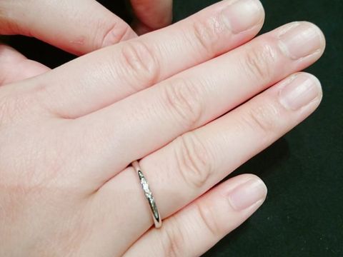 【ティファニー(Tiffany & Co.)の口コミ】 中心にダイヤモンドが3石並んでついている細身のリングです。
今どきの細…