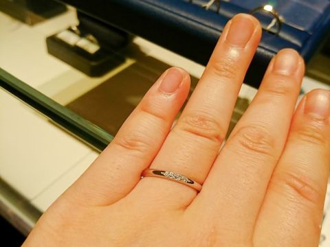 【銀座ダイヤモンドシライシの口コミ】 中央に5石の石が並んだ結婚指輪指輪です。5石のダイヤのサイズも中央から…