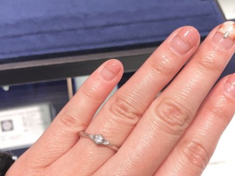【4℃ BRIDAL(ヨンドシーブライダル)の口コミ】 中央にダイヤが一粒、両端にメレが付いているタイプの婚約指輪です。
ダイ…