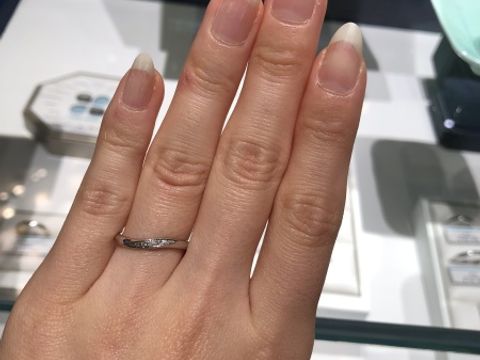 【銀座ダイヤモンドシライシの口コミ】 センターに見えるダイヤがとてもかわいい指輪です。
指に付けると斜めにな…