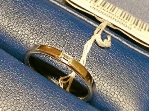 【銀座ダイヤモンドシライシの口コミ】 中央に四角のダイヤモンドが入った珍しい結婚指輪です。　何気なく定員さ…