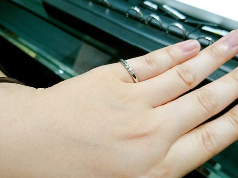 【ラザール ダイヤモンド(LAZARE DIAMOND)の口コミ】 中央に同じ大きさのダイヤモンドが3石並んだ結婚指輪です。
派手すぎず地…