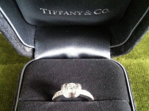 【ティファニー(Tiffany & Co.)の口コミ】 ティファニーのリボンリングです。上から見るとリボンに見えるデザインで…