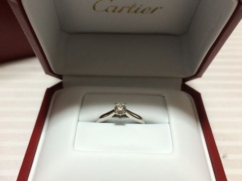 【カルティエ(Cartier)の口コミ】 指輪のデザインは婚約指輪の定番のデザインです。カルティエの代表的な指…