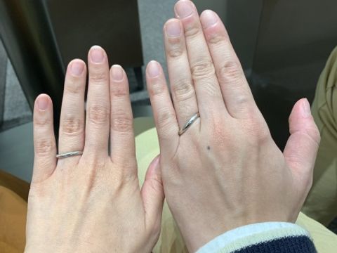 【4℃ BRIDAL(ヨンドシーブライダル)の口コミ】 女性用の指輪は、ダイヤモンドがサイドにありあんまり主張しすぎずに輝き…