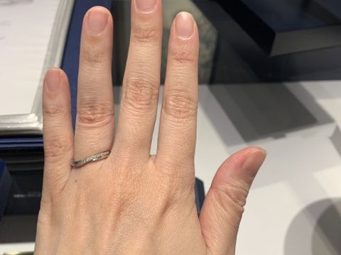 【銀座ダイヤモンドシライシの口コミ】 女性用の指輪は、細いラインの指輪ながらもダイヤモンドが綺麗に輝いてお…