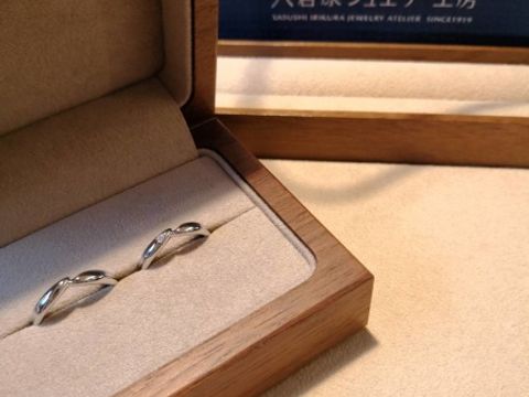【入倉康ジュエリー工房の口コミ】 二人が気に入ったデザインです。やわらかい雰囲気のv字で、女性用はダイヤ…