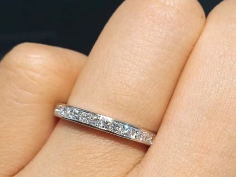 【エクセルコダイヤモンド(EXELCO DIAMOND)の口コミ】 ハーフエタニティで探しておりましま。
ダイヤモンドの留め方にこだわりが…