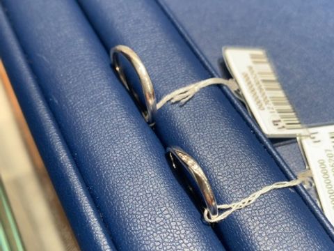 【銀座ダイヤモンドシライシの口コミ】 緩やかな斜めのデザインが入っており、女性側は指がすっきり長く見えるの…